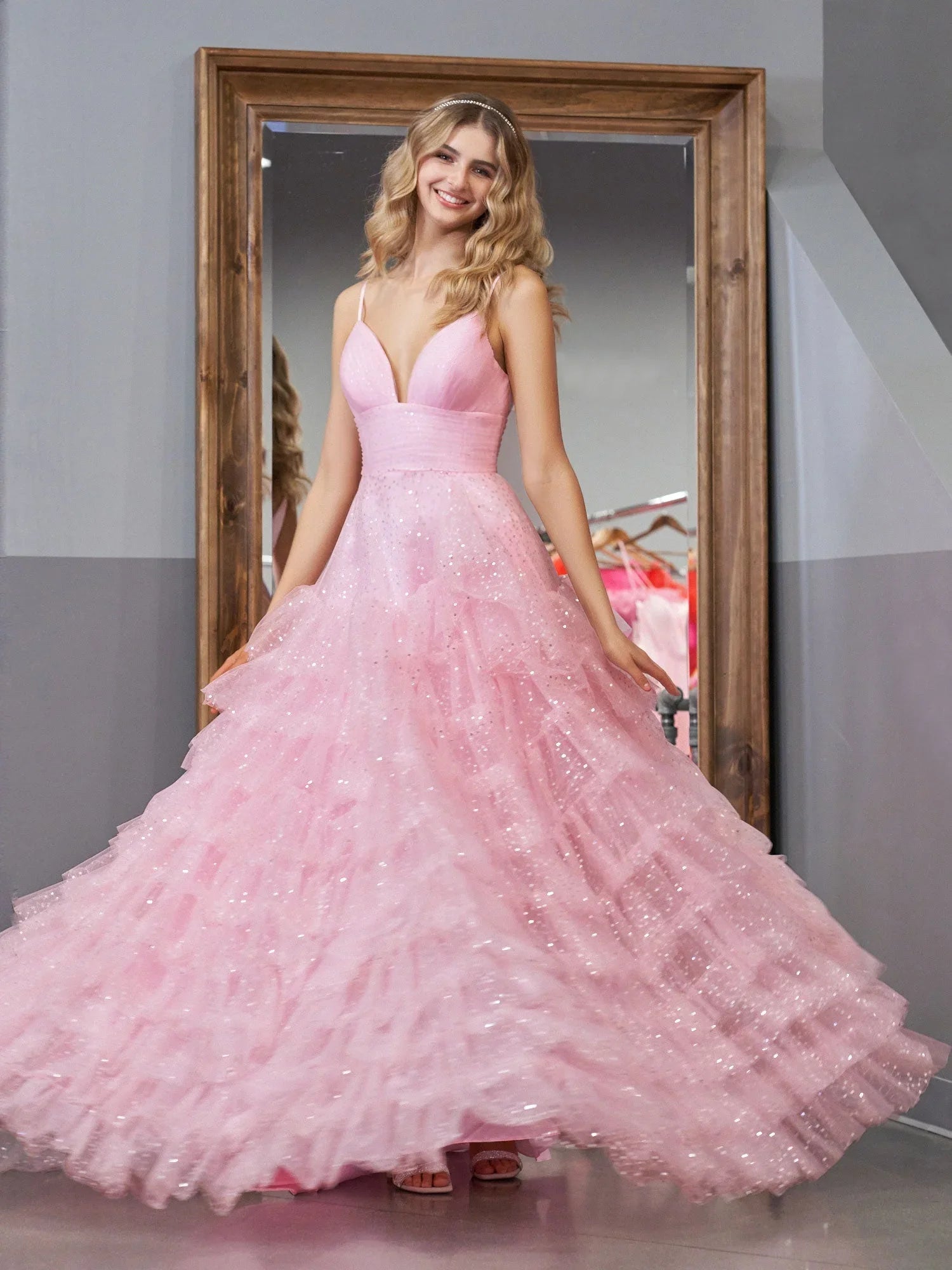 Alianna | Robe de bal rose clair en tulle à volants, coupe trapèze, bretelles fines spaghetti
