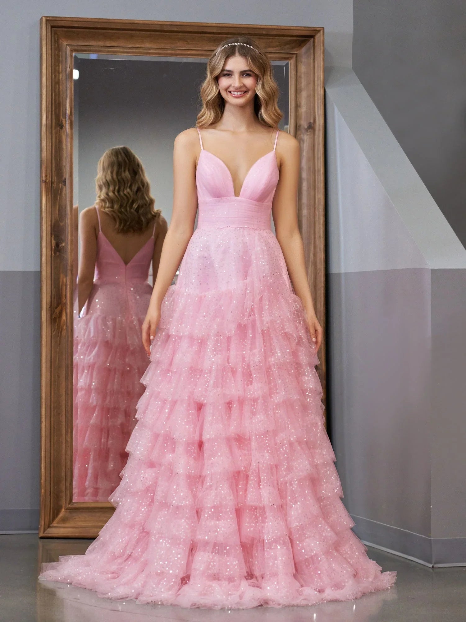 Alianna | Robe de bal rose clair en tulle à volants, coupe trapèze, bretelles fines spaghetti
