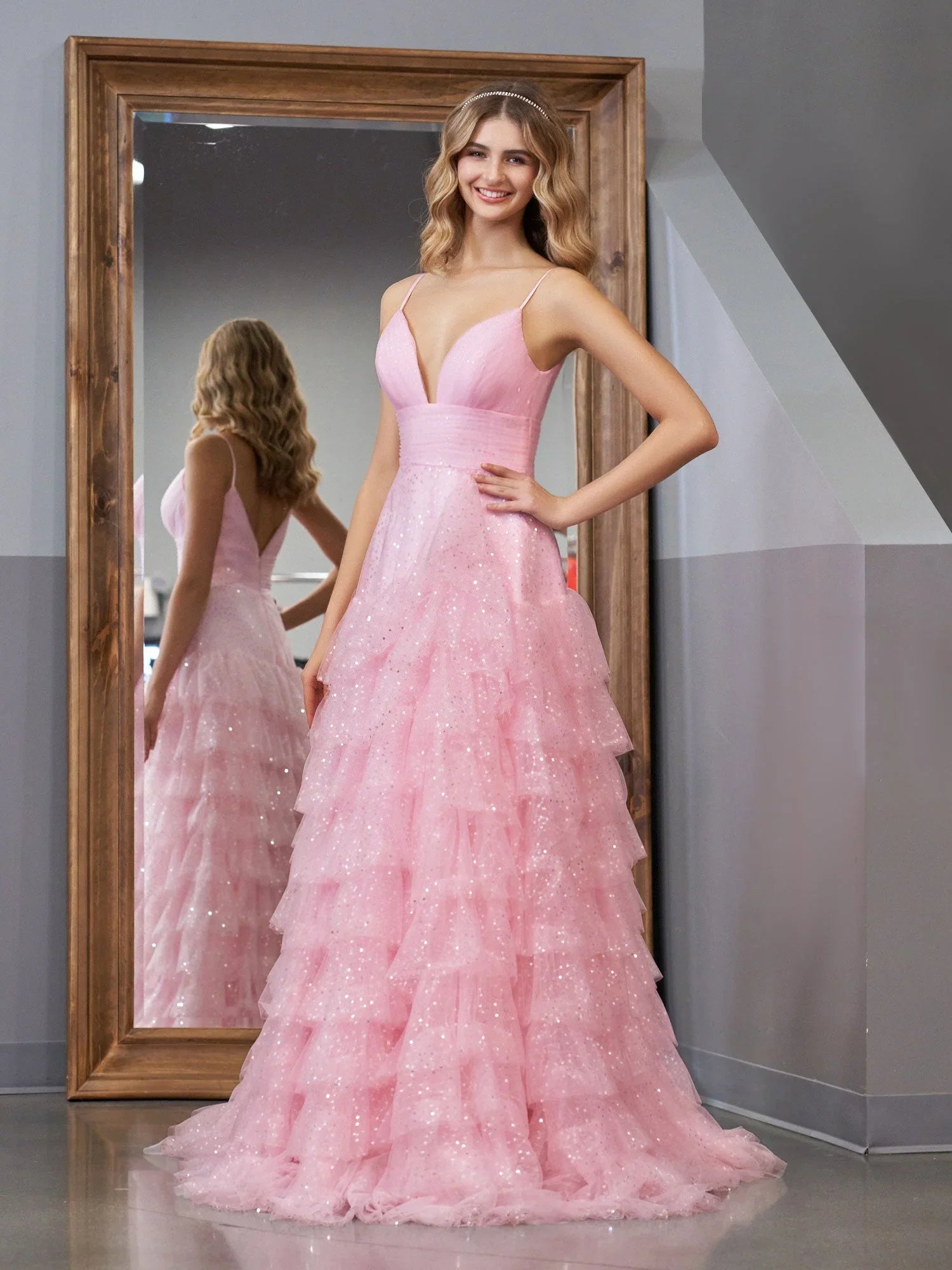 Alianna | Robe de bal rose clair en tulle à volants, coupe trapèze, bretelles fines spaghetti