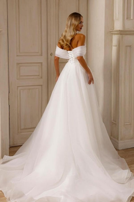 Abito da sposa bianco in chiffon e tulle a linea ad A, senza maniche, con scollo a spalle scoperte e spacco frontale