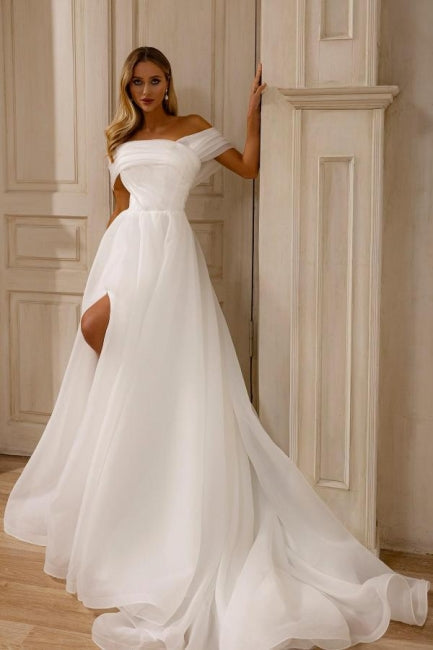 Abito da sposa bianco in chiffon e tulle a linea ad A, senza maniche, con scollo a spalle scoperte e spacco frontale