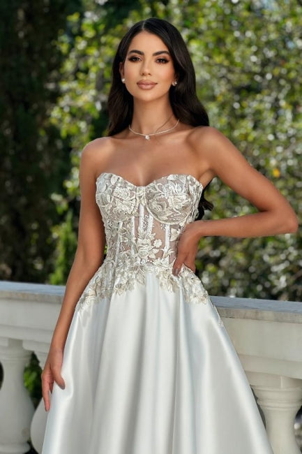 Robe de bal ivoire sans manches en satin avec dentelle en ligne A, décolleté cœur et applications magnifiques