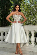 Robe de bal ivoire sans manches en satin avec dentelle en ligne A, décolleté cœur et applications magnifiques
