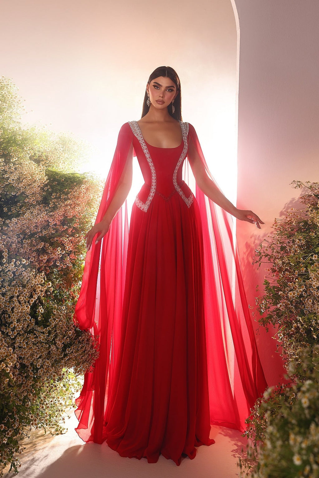 Abito da sera rosso senza maniche in tulle a linea ad A con scollo a barca e balze meravigliose