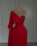 Abito da sera rosso stupendo in chiffon con colonna, monospalla e manica a mantellina con strass