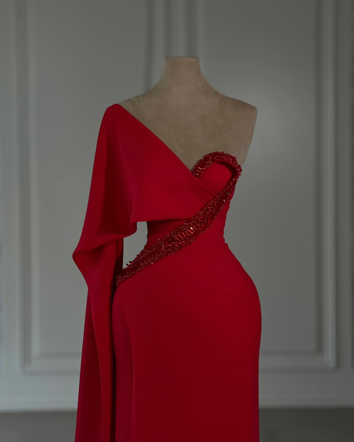 Abito da sera rosso stupendo in chiffon con colonna, monospalla e manica a mantellina con strass