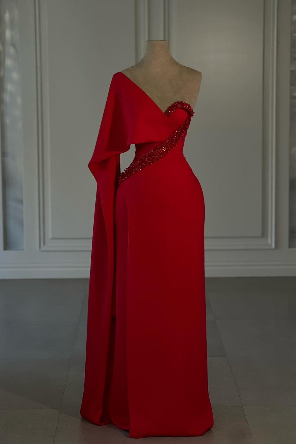 Abito da sera rosso stupendo in chiffon con colonna, monospalla e manica a mantellina con strass