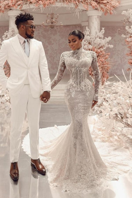 Robe de mariée longue blanche à col montant en dentelle, manches longues, coupe colonne avec traîne et appliques remarquables