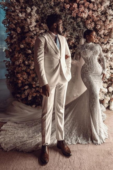 Robe de mariée longue blanche à col montant en dentelle, manches longues, coupe colonne avec traîne et appliques remarquables