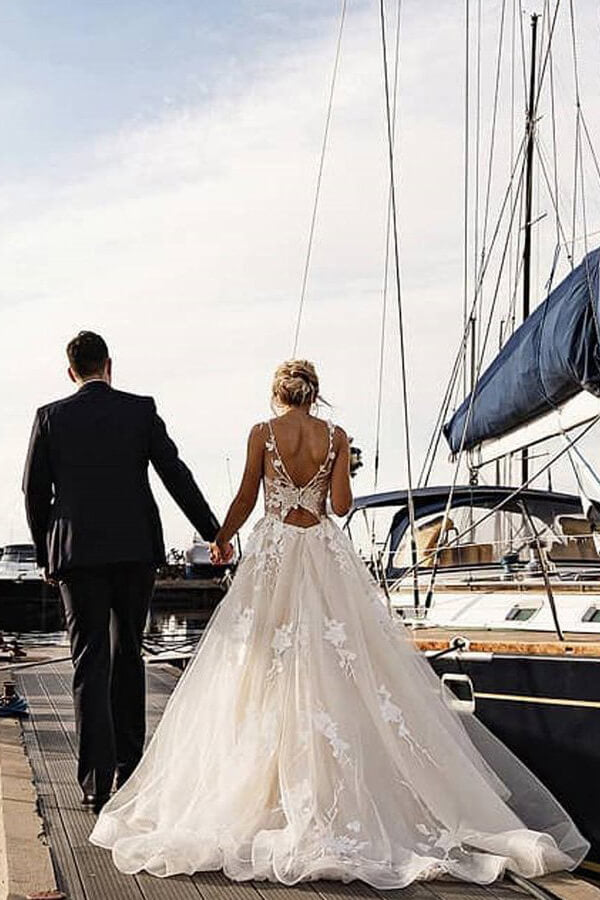 فستان زفاف رائع بطول طويل على شكل حرف A مزين بتطريزات دانتيل وتول مع ذيل كنيسة