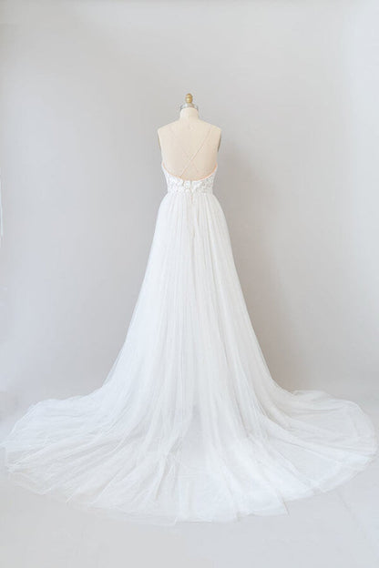 Erstaunliches langes rückenfreies Brautkleid in A-Linie mit Kapellenschleppe und Applikationen aus Tüll