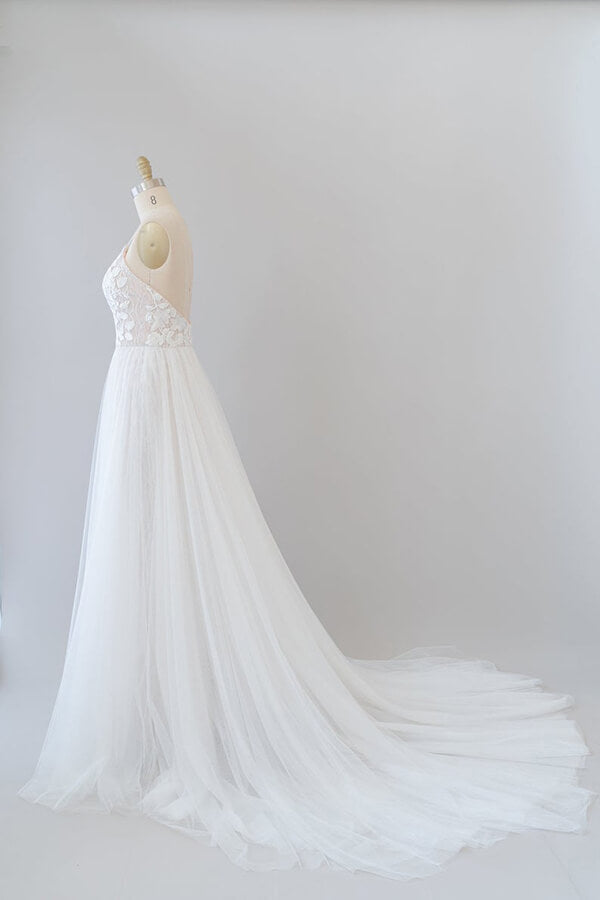 Erstaunliches langes rückenfreies Brautkleid in A-Linie mit Kapellenschleppe und Applikationen aus Tüll