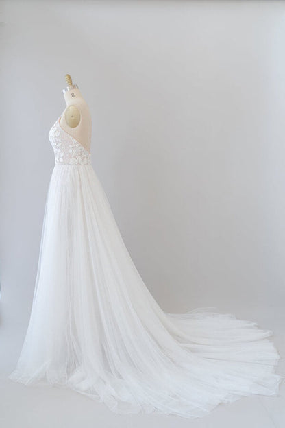 Erstaunliches langes rückenfreies Brautkleid in A-Linie mit Kapellenschleppe und Applikationen aus Tüll