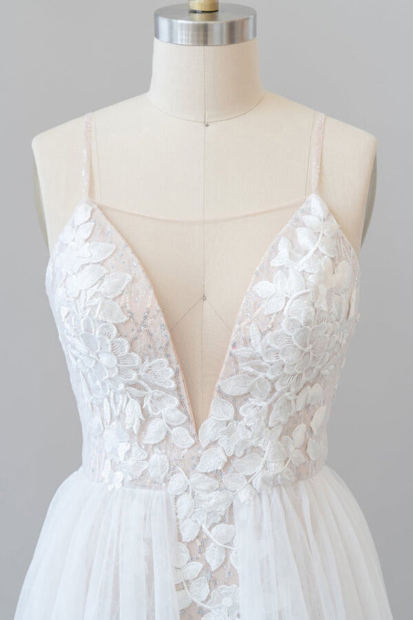 Increíble vestido de novia largo de tul con cola capilla, apliques y espalda descubierta.