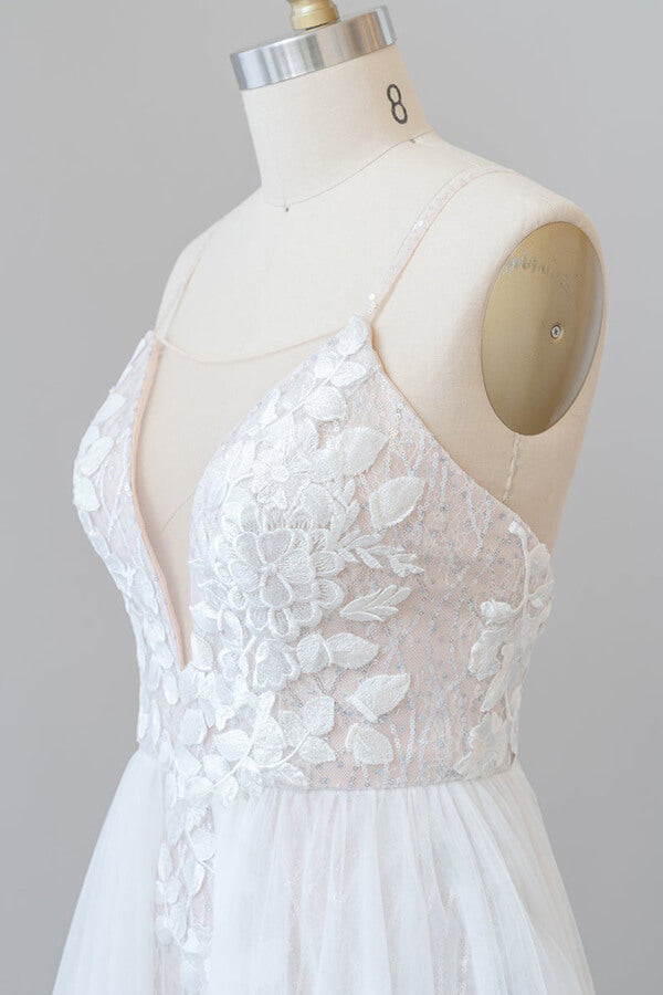 Increíble vestido de novia largo de tul con cola capilla, apliques y espalda descubierta.