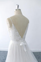 Increíble vestido de novia largo de tul con escote en V, volantes y apliques.