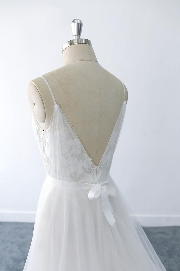 Increíble vestido de novia largo de tul con escote en V, volantes y apliques.