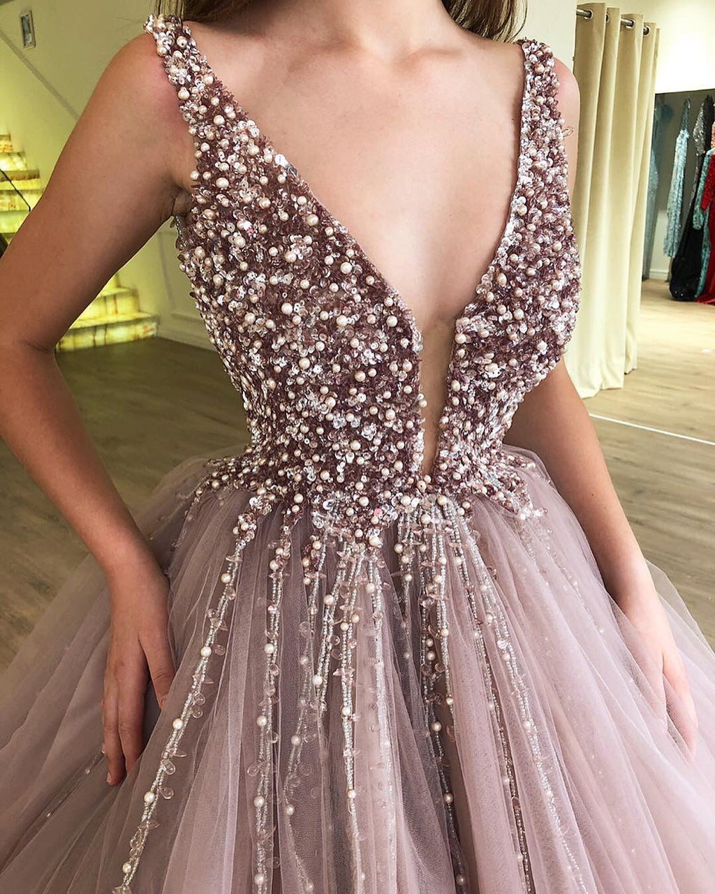 Stupendo abito lungo da sera in tulle con scollo a V e perline