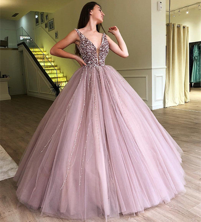 Stupendo abito lungo da sera in tulle con scollo a V e perline