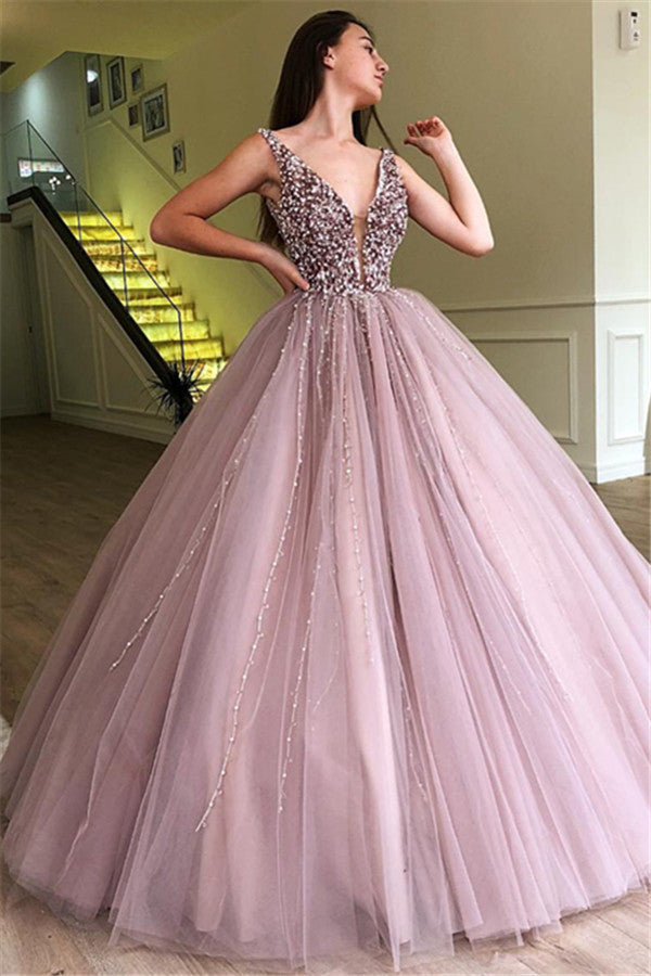 Stupendo abito lungo da sera in tulle con scollo a V e perline