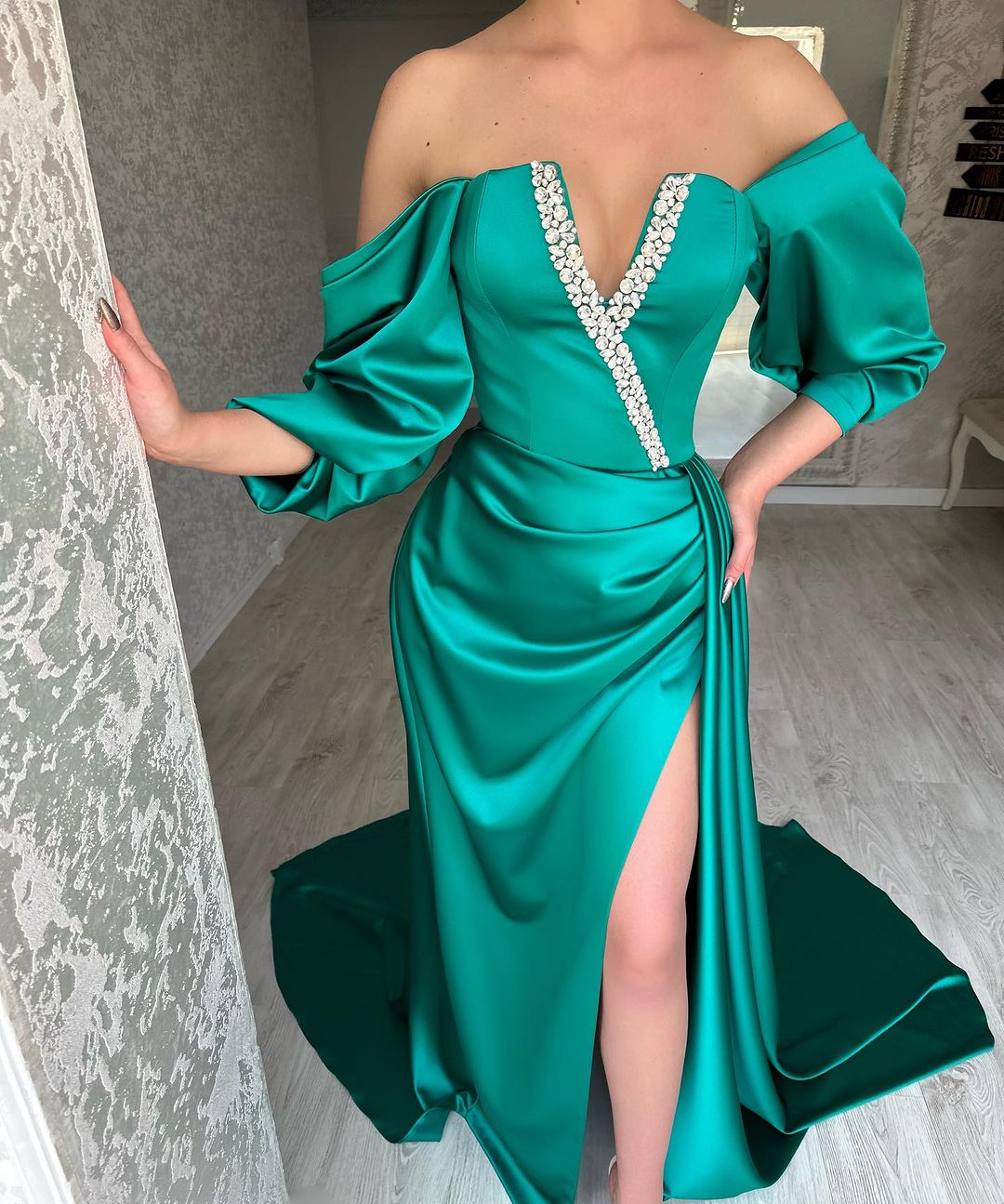 Stupendo lungo vestito verde a linea ad A con scollo a barca e spacco per ballo di fine anno