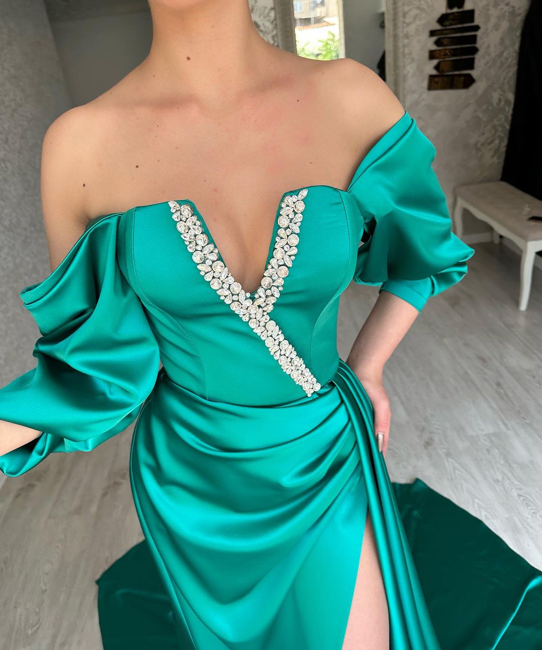 Stupendo lungo vestito verde a linea ad A con scollo a barca e spacco per ballo di fine anno