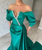 Stupendo lungo vestito verde a linea ad A con scollo a barca e spacco per ballo di fine anno