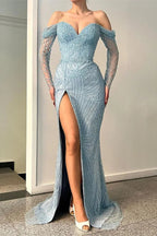 Stupendo lungo abito da sera sirena con spalle scoperte, spacco, pizzo e paillettes, con maniche lunghe