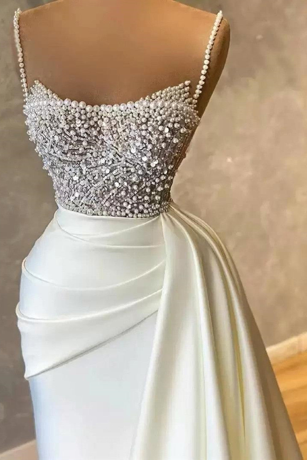 Abito da sera lungo senza spalline a sirena con paillettes, perle e raso