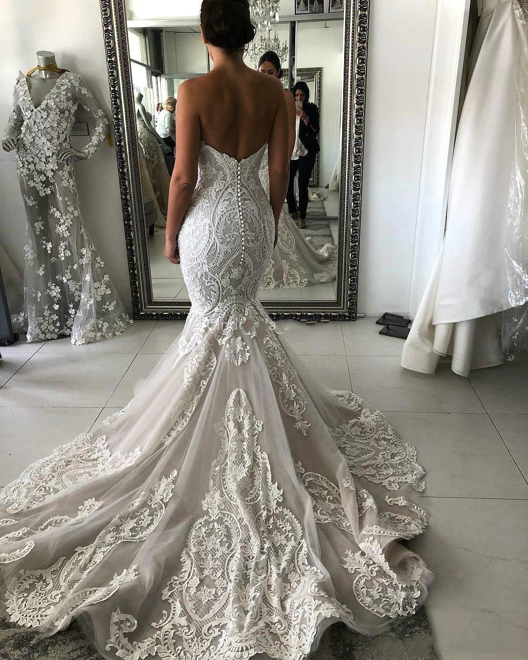 Abito da sposa in pizzo con applicazioni a forma di sirena lunga e scollo a cuore