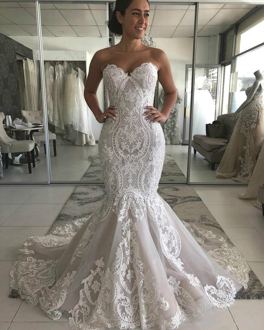 Abito da sposa in pizzo con applicazioni a forma di sirena lunga e scollo a cuore