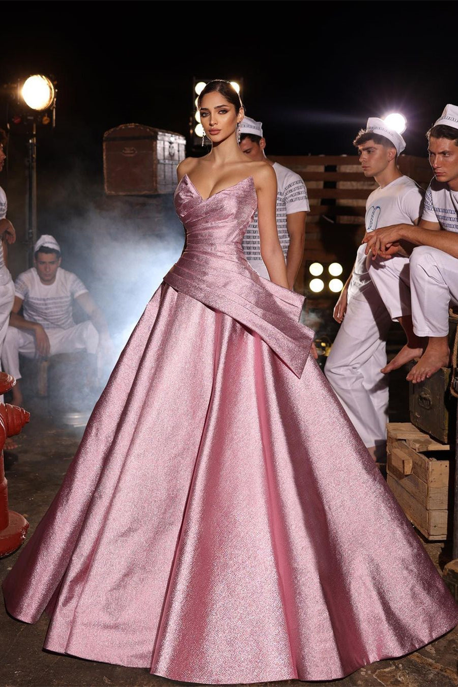 Stupendo abito da sera lungo rosa a linea ad A con scollo a V senza maniche e glitter