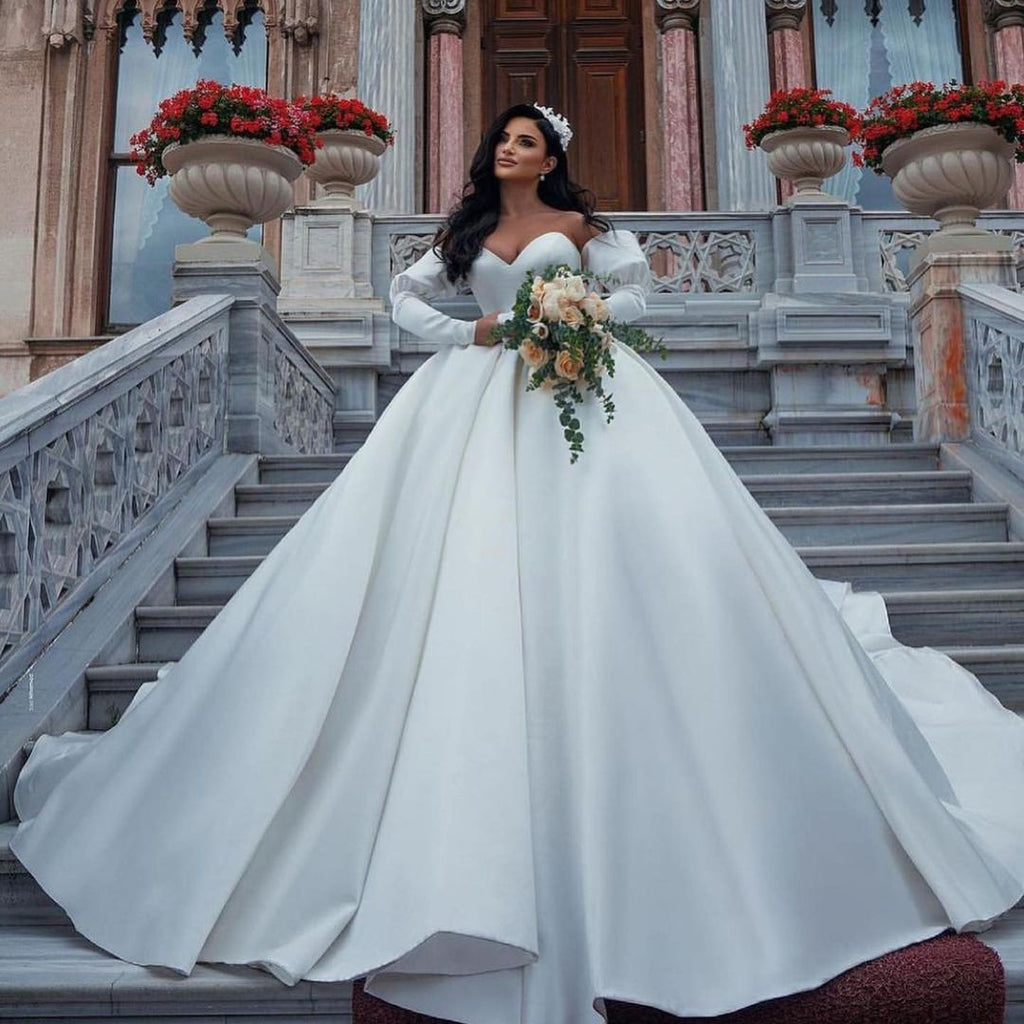 Abiti da sposa lunghi principeschi in raso con scollo a cuore e maniche
