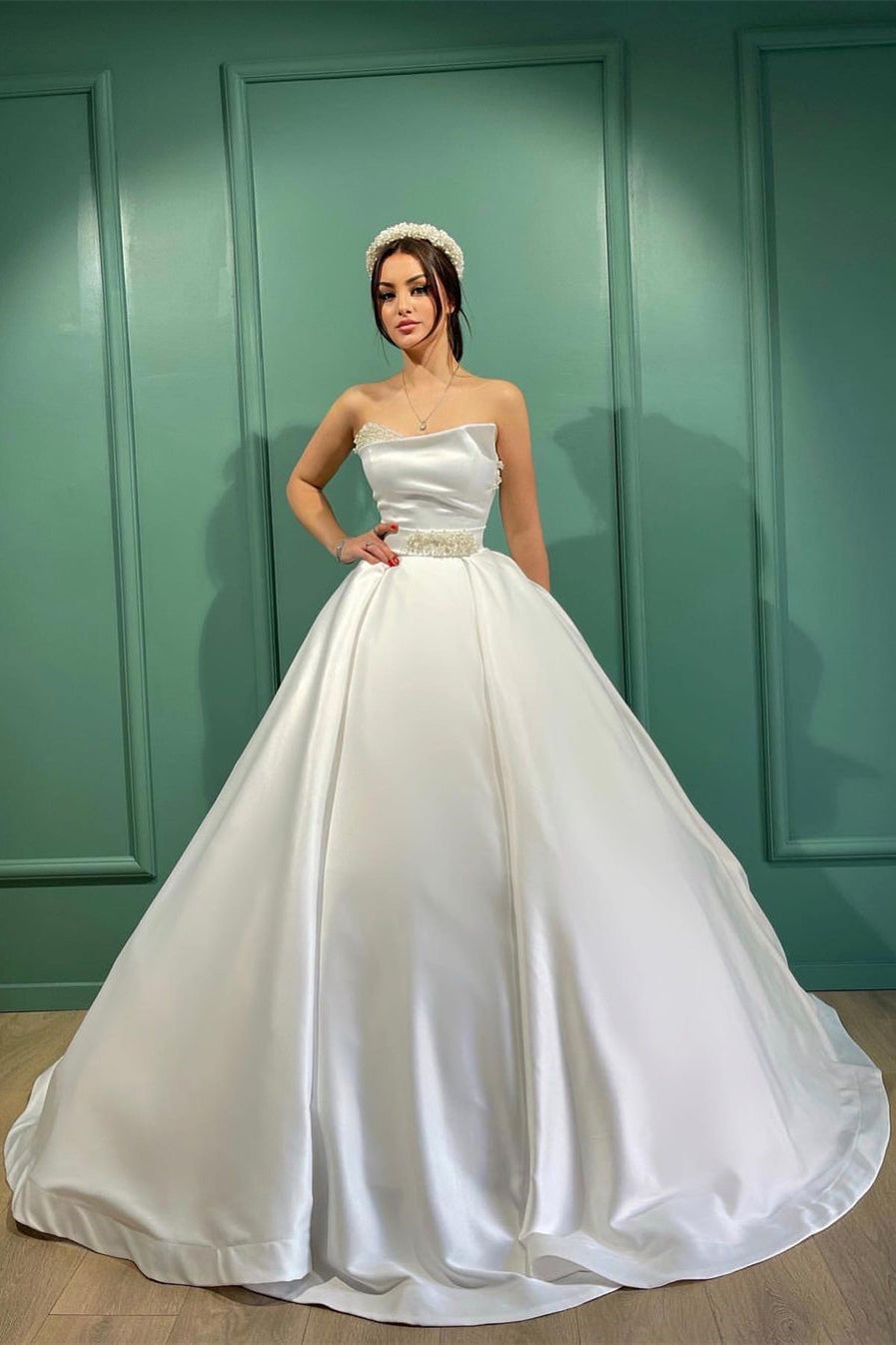 Robe de mariée blanche longue en ligne A sans bretelles avec perles merveilleuse