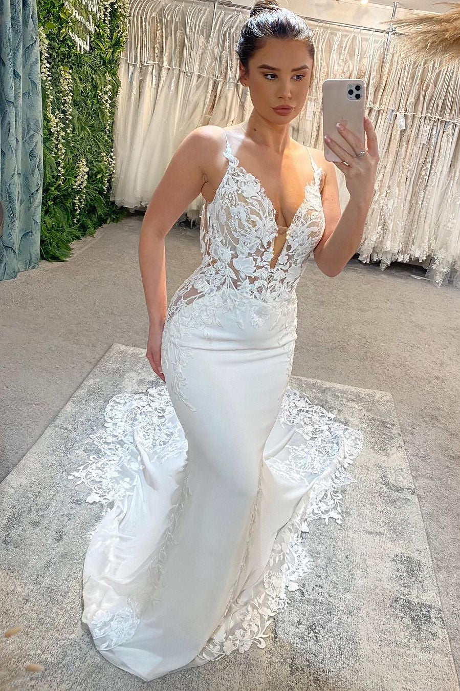 Erstaunliches langes weißes V-Ausschnitt Spaghettiträger Meerjungfrau ärmelloses Brautkleid mit Spitze