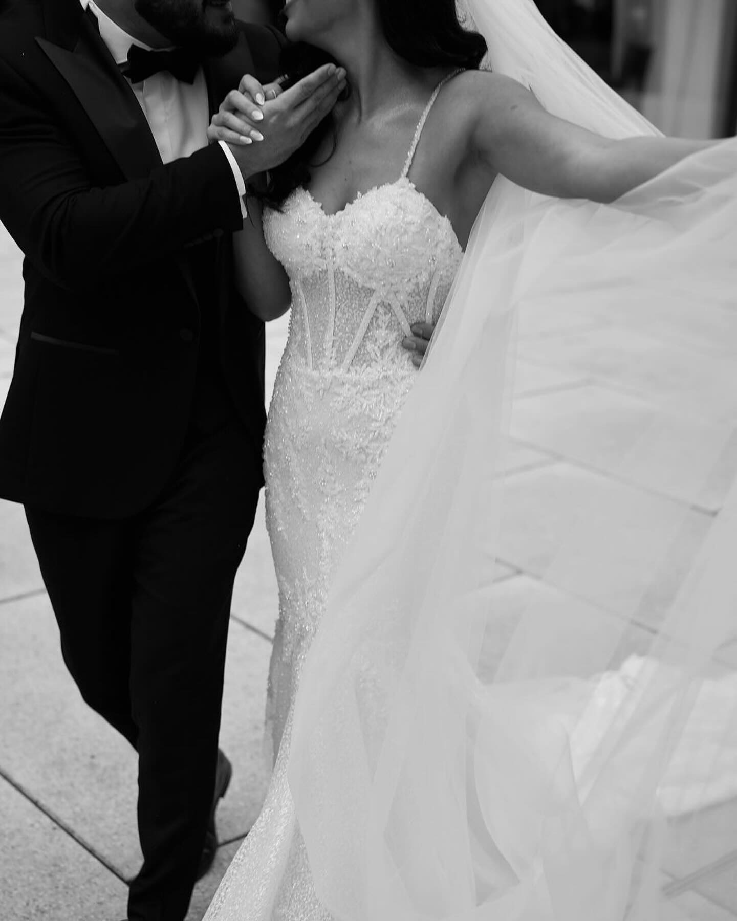 فستان زفاف أبيض طويل بأشرطة رفيعة من الدانتيل على شكل حورية البحر بدون أكمام مزين بالتطريزات