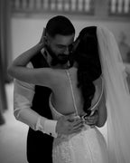 فستان زفاف أبيض طويل بأشرطة رفيعة من الدانتيل على شكل حورية البحر بدون أكمام مزين بالتطريزات