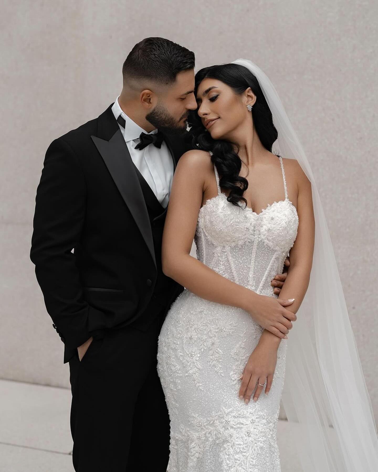 فستان زفاف أبيض طويل بأشرطة رفيعة من الدانتيل على شكل حورية البحر بدون أكمام مزين بالتطريزات