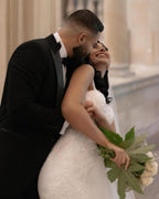 فستان زفاف أبيض طويل بأشرطة رفيعة من الدانتيل على شكل حورية البحر بدون أكمام مزين بالتطريزات