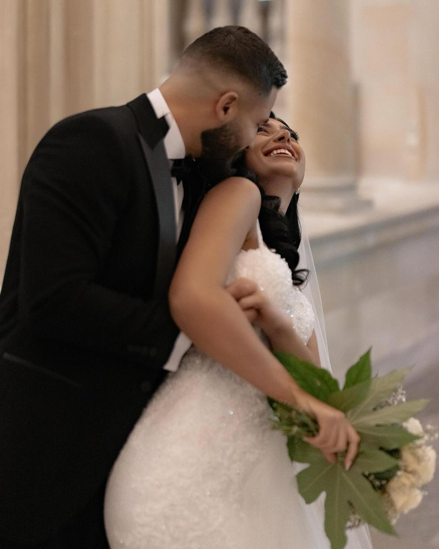 فستان زفاف أبيض طويل بأشرطة رفيعة من الدانتيل على شكل حورية البحر بدون أكمام مزين بالتطريزات