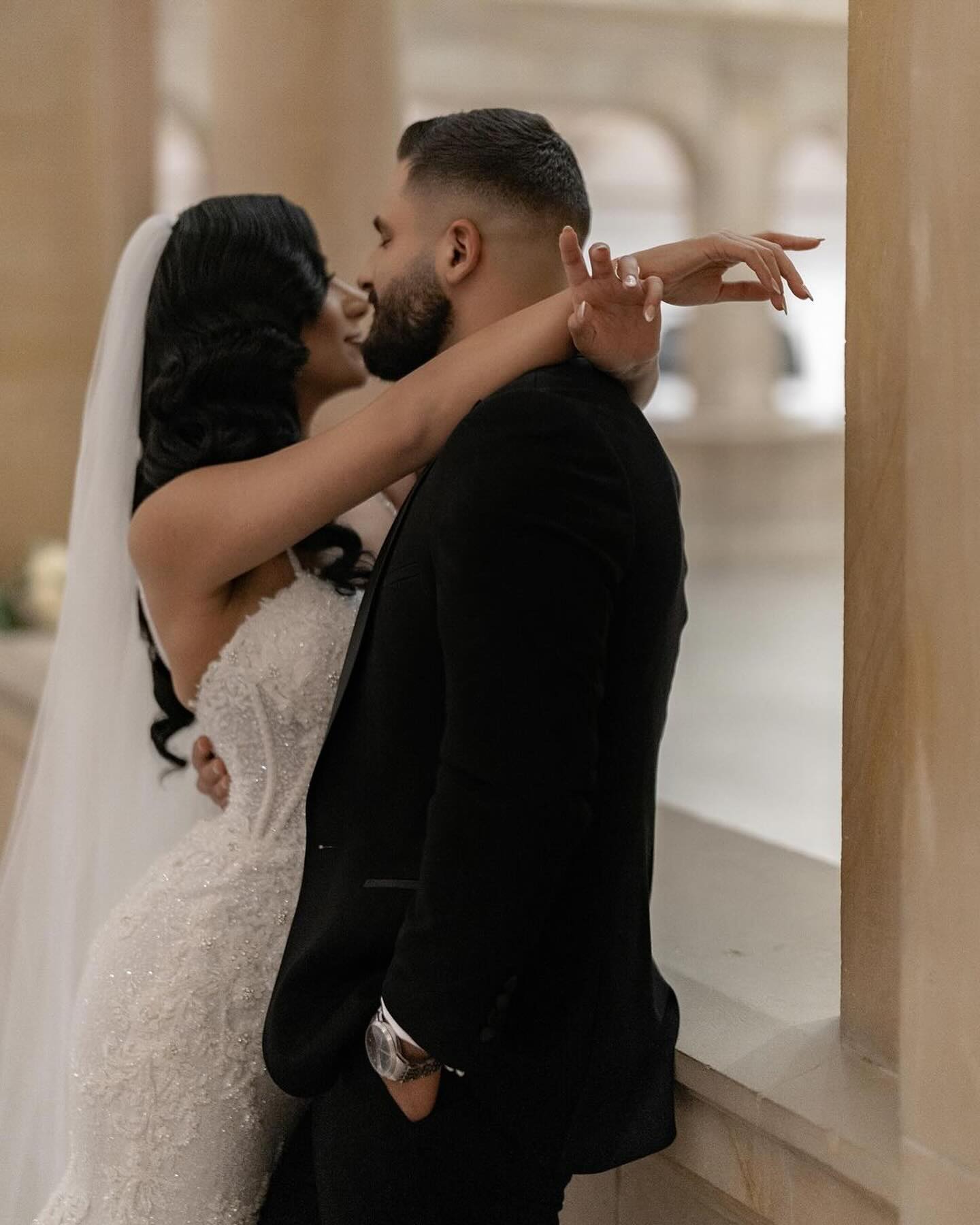 Abito da sposa lungo bianco senza maniche con spalline sottili in pizzo sirena e applicazioni