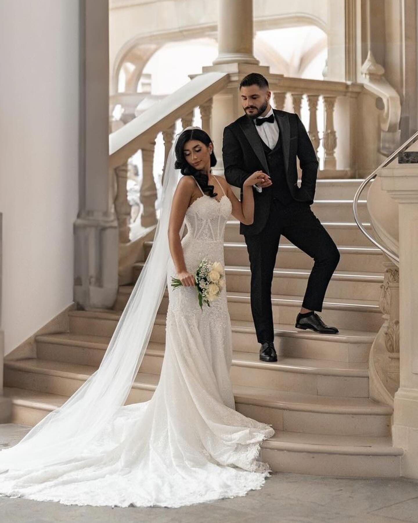 Abito da sposa lungo bianco senza maniche con spalline sottili in pizzo sirena e applicazioni