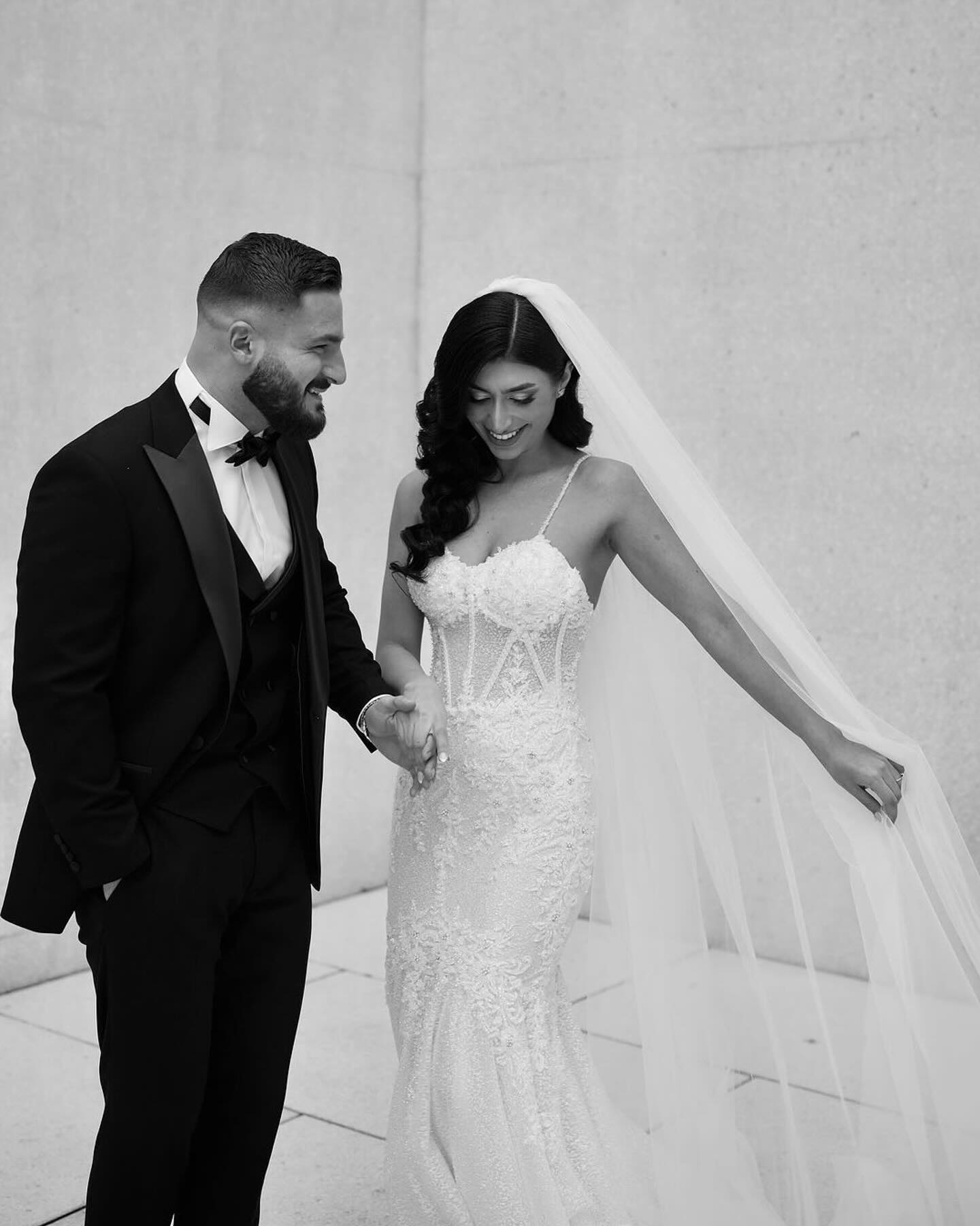 Abito da sposa lungo bianco senza maniche con spalline sottili in pizzo sirena e applicazioni