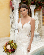 Abito da sposa lungo bianco senza maniche con spalline sottili, pizzo a sirena e balze