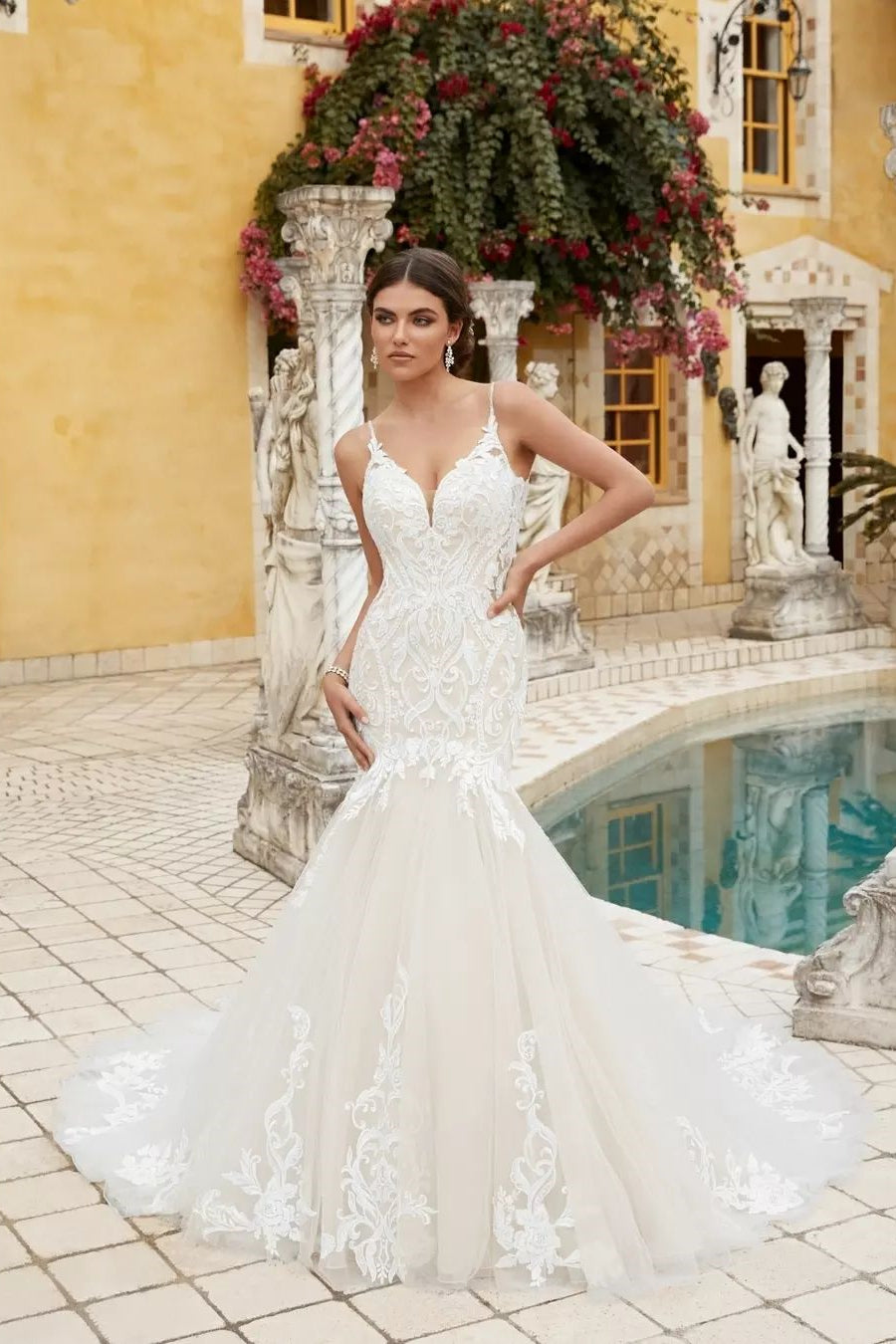 Abito da sposa lungo bianco senza maniche con spalline sottili, pizzo a sirena e balze