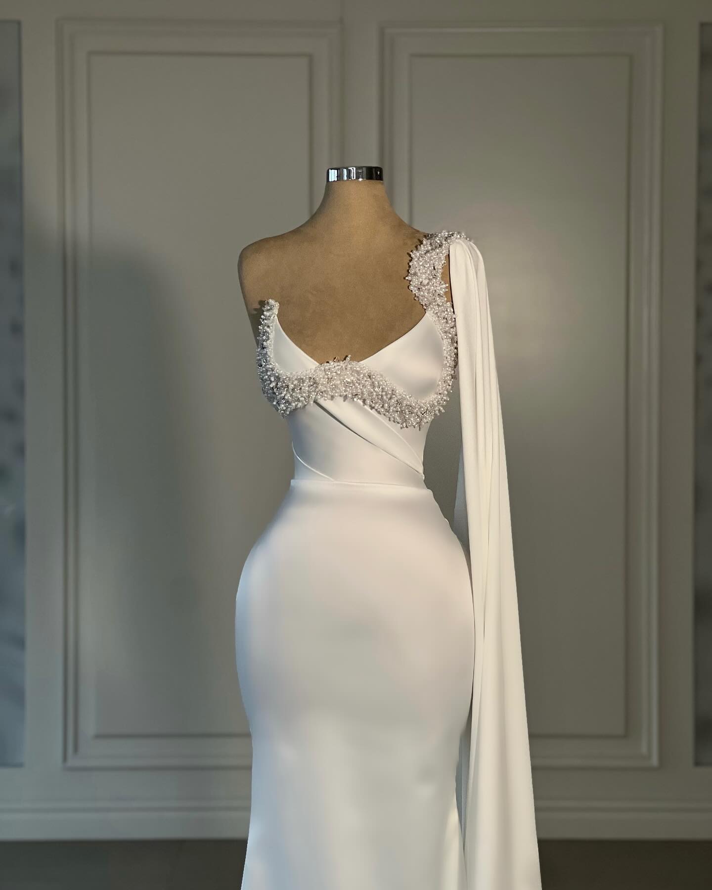 Robe de mariée blanche en satin, une épaule, sans manches, sirène magnifique avec strass