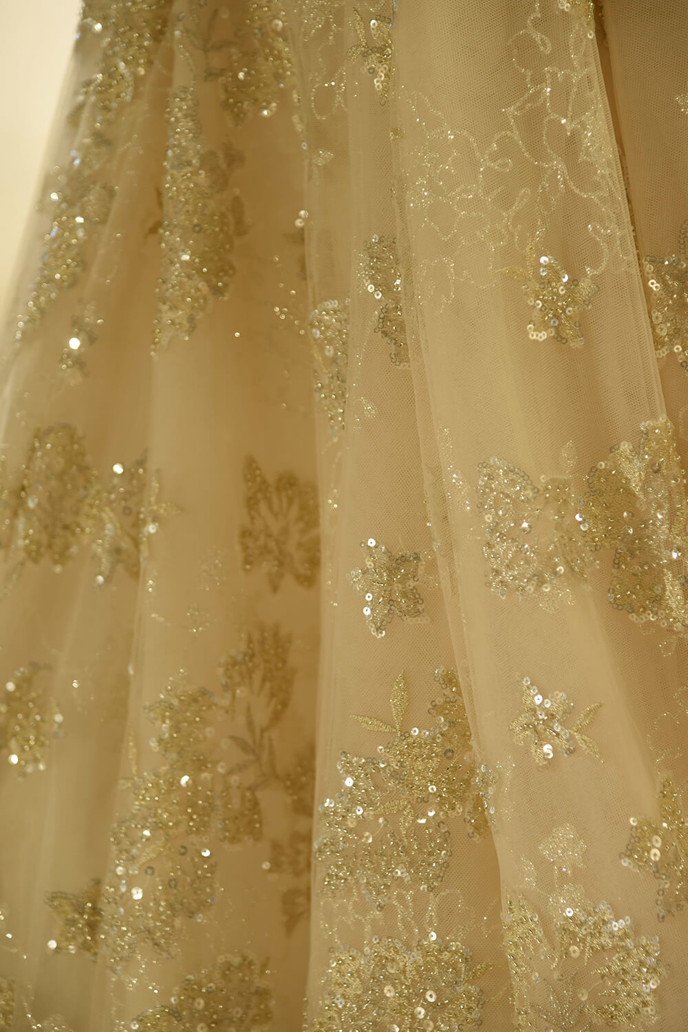 Increíble vestido de novia princesa color marfil de tul con cuentas brillantes y cordones 