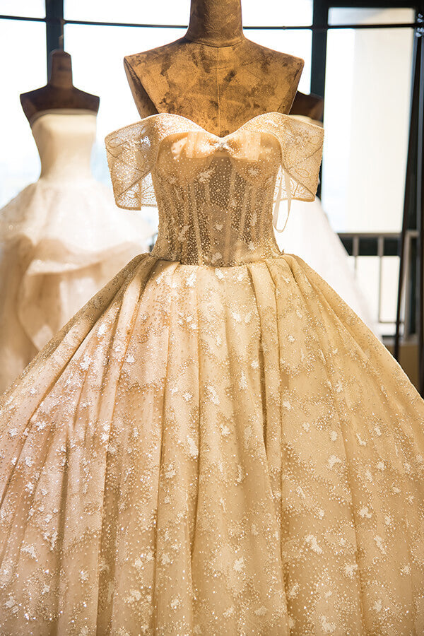 Erstaunliches trägerloses Brautkleid mit Flügelärmeln und Spitzenapplikationen 