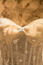 Erstaunliches trägerloses Brautkleid mit Flügelärmeln und Spitzenapplikationen 