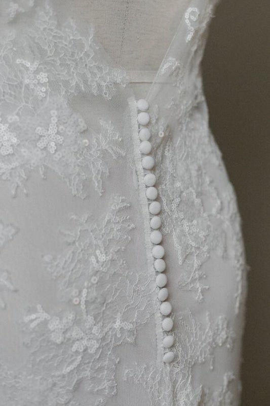 Abiti da sposa eleganti a sirena con applicazioni e scollo a V straordinari